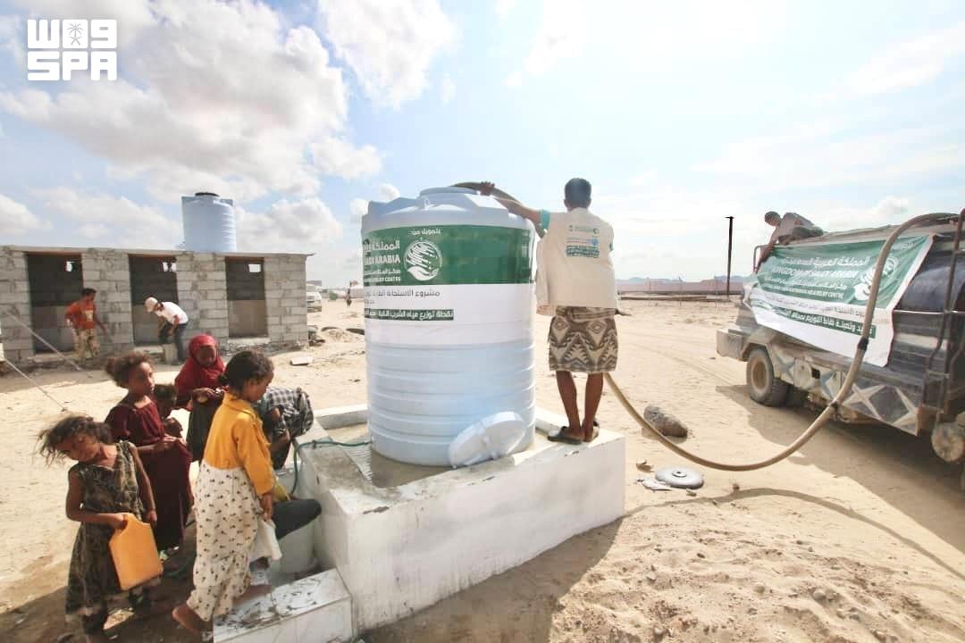 Saudi aid agency KSrelief provides safe drinking water to displaced people in Aden, Yemen. (SPA)