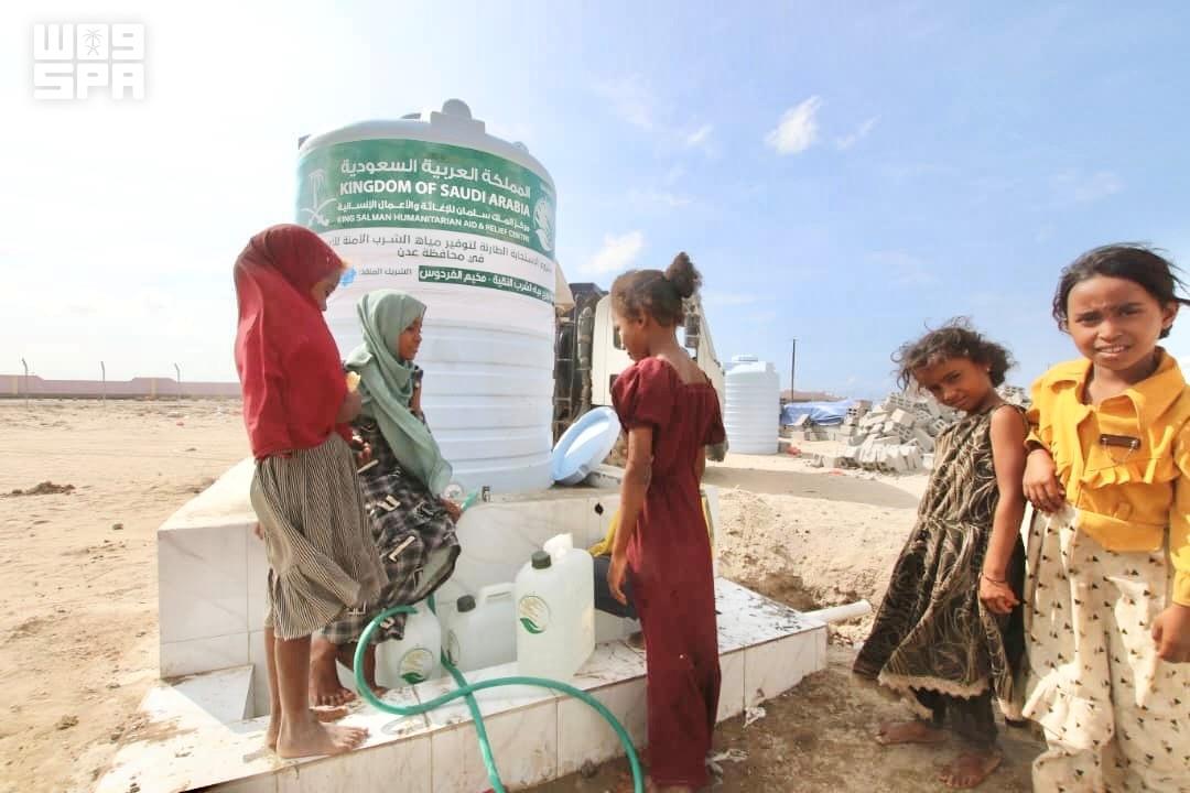 Saudi aid agency KSrelief provides safe drinking water to displaced people in Aden, Yemen. (SPA)
