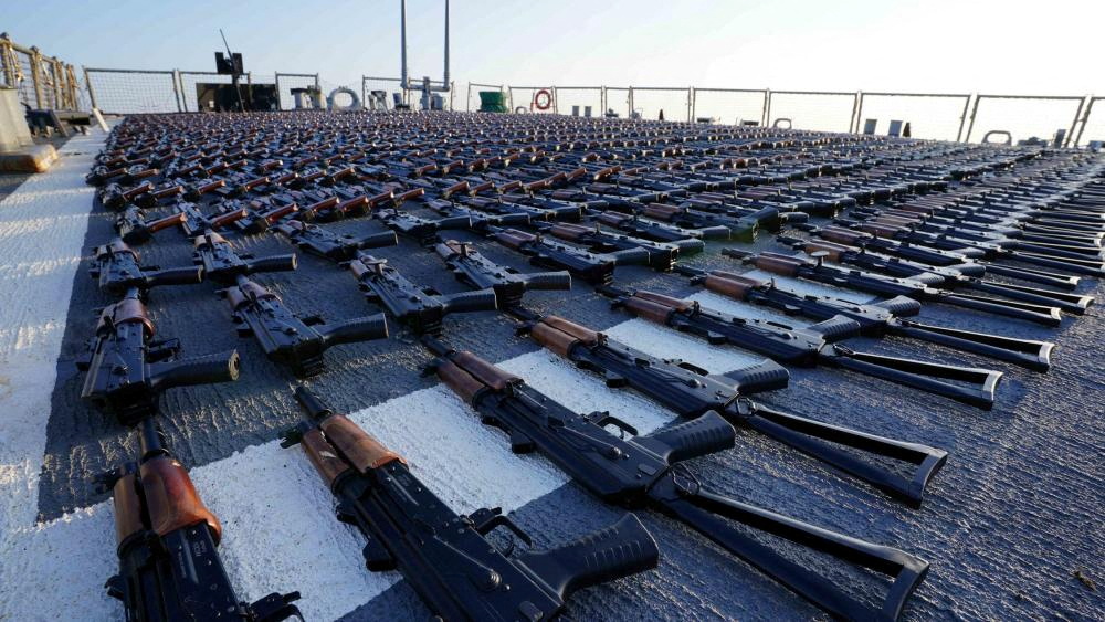 آلاف البنادق الهجومية من طراز AK-47، التي تم ضبطها من سفينة صيد عابرة من إيران إلى اليمن، موضوعة على سطح حاملة طائرات مدمرة أمريكية في خليج عمان، 7 يناير 2023. (ملف رويترز)