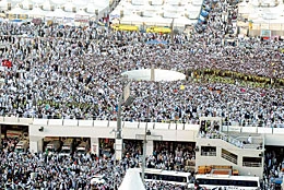 Fahd Orders Expansion of Holy Cities