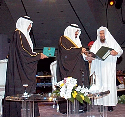 Sultan Presents ‘Arab Nobel’