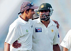 Inzamam, Farhat Provide the Springboard for Big Total