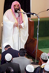 Sudais Leads Prayers for Inter-Faith Peace and Harmony