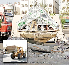 Man Tries to Remove ATM Using Bulldozer