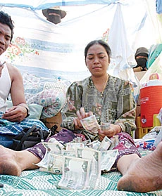 Bankers Warn Pilgrims Against Currency Exchange Rackets