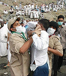 Beggars and Pickpockets Thrive in Mina, Makkah
