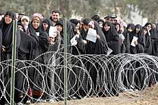 Iraqis Brave Bombs to Vote