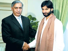 Pakistan, India Wrestle With Details to Open Border