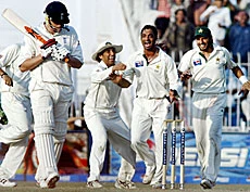 Pietersen, Flintoff Salvage Draw for England
