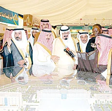 Abdullah Lays Foundation Stone of University in Taif