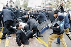 Police Beat Up Protesting Lawyers