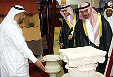 Exhibitors Put Up Attractive Stands at Building Show