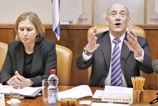 Livni Asks Olmert to Quit
