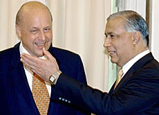 US Supports Embattled Musharraf