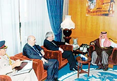 Sultan, UK Minister Hold Defense Talks in Riyadh