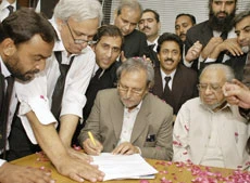 Benazir Criticized Over Qadeer Remarks