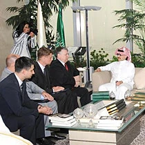 Alwaleed Discusses Economic Issues with Polish Delegation