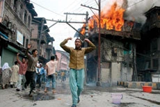 Kashmiris defy curfew