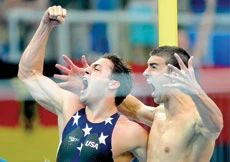 Epic victory keeps Phelps on super eight course