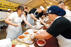 Paris Muslims break fast in soup kitchen