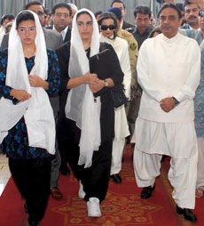 Sharif extends support to Zardari