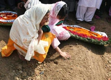 Thousands attend mass funeral
