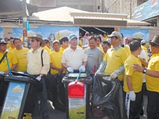Filipino volunteers clean up Batha area