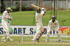 Late wickets stall Pakistan’s progress