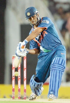 Dhoni leads India to victory over Aussies