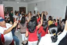 OFWs get gifts from Wow Pinoy