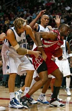 Rockets hang on to edge past Mavericks
