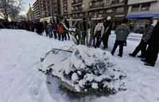 Heavy snow halts planes, trains and cars in Europe
