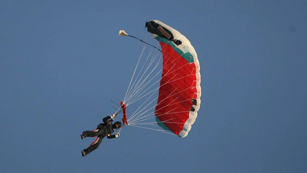 Jeddah hosts freestyle parachute jumping championship
