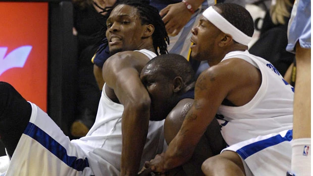 Dwight Howard powers Magic past Pistons