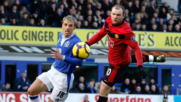 Chelsea extend lead after Everton dent United's title hopes
