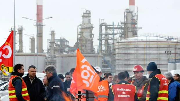 French union ready to suspend refinery strike