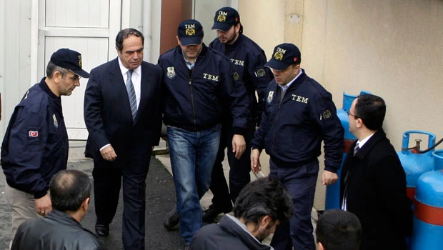 Leaders, army try to calm Turkey tensions