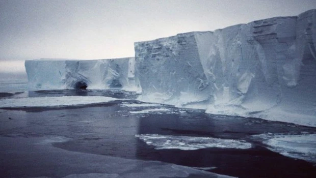 2 huge icebergs let loose off Antarctica's coast