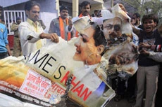 Filmgoers defy Sena threat