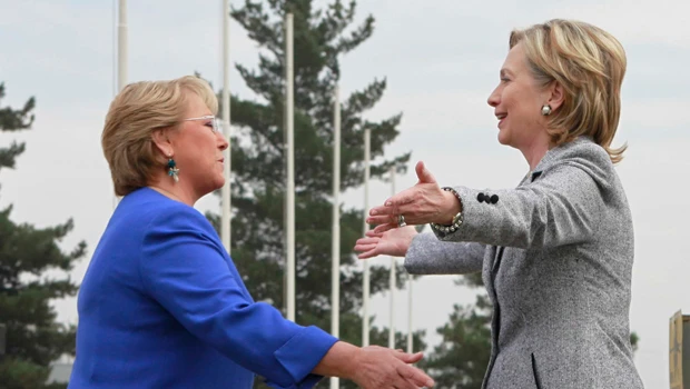 Clinton brings phones, promises to quake-hit Chile