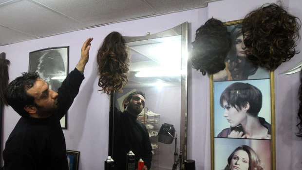 Hamas bans men from women's hair salons