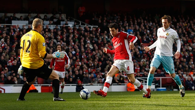 Pompey into FA Cup semifinals; Arsenal goes level on top of Premier League