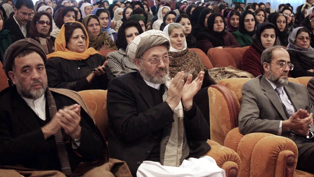 Afghan police: Islamist militants defecting to gov't amid armed clashes with Taleban