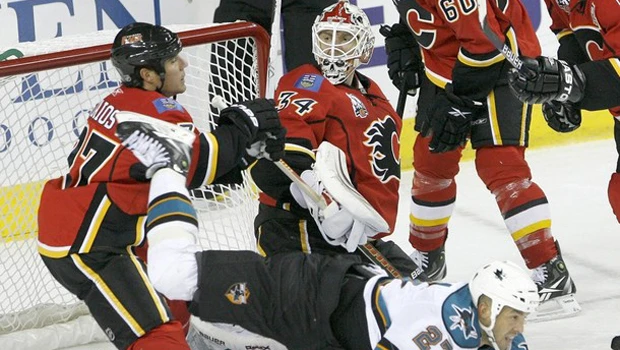 Flames hold on to beat slumping Sharks