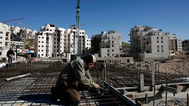 Clinton says Israel faces 'difficult' choices on path to peace