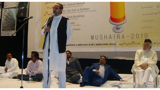 Fans keep Jeddah mushaira afloat