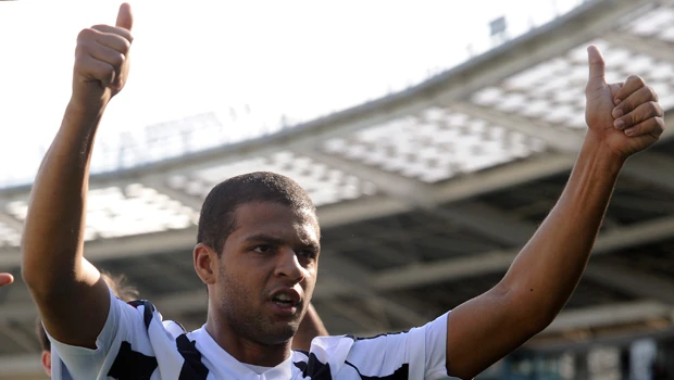 Felipe Melo seals Juve win after fans protest