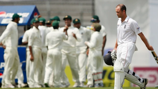 England close in on win in Dhaka test
