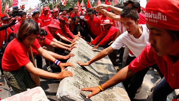 Thailand protesters try to oust army from streets