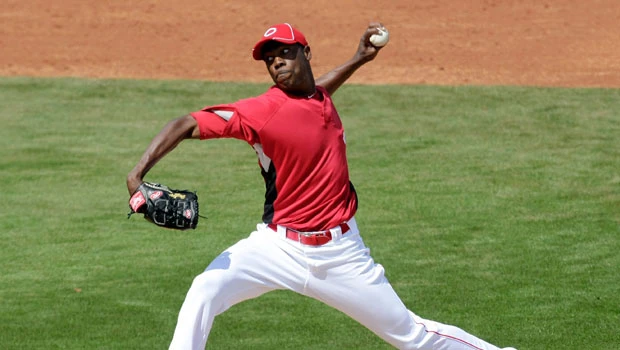 Cuban defector Chapman dazzles in Reds debut